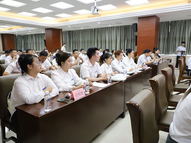 工作人员当真计时记分。李立云 摄（建图）.jpg