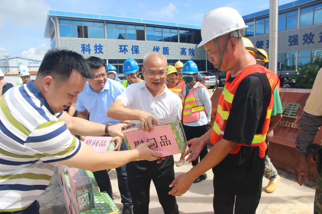 发放慰问品。梁红玉 摄（建图）.jpg