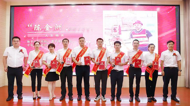 先进工作者颁奖合影。杨钰 摄（建图）.jpg