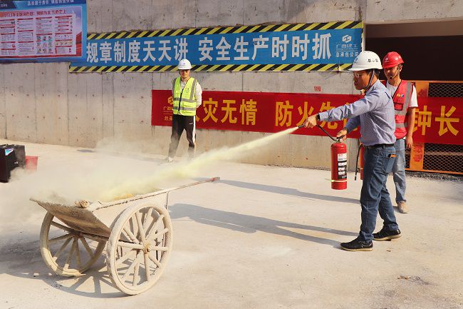 曾劲松进行灭火器材使用培训。周煜川 摄（建图）.jpg