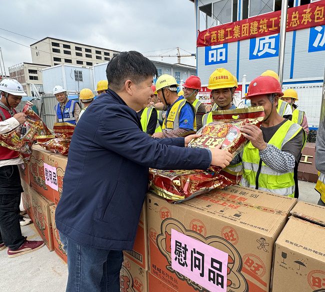 发放慰问品。韦艳雷 摄（建图）.jpg