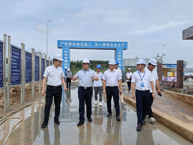 蓝海鹏在项目现场；撇由悖ńㄍ迹.jpg