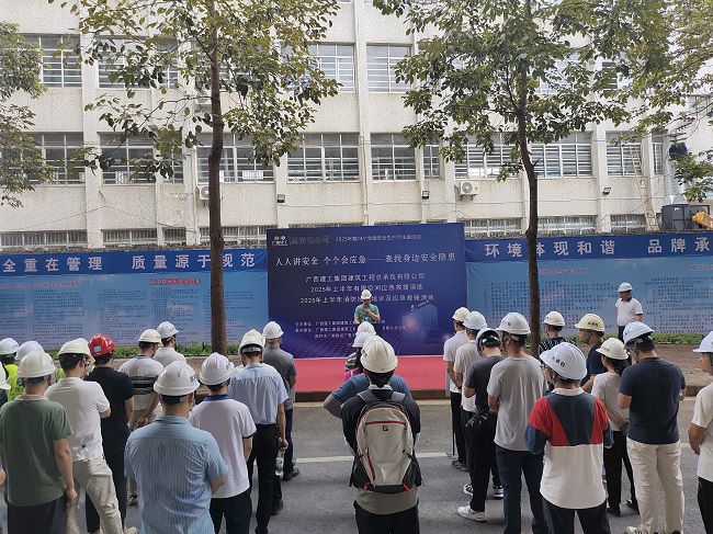 莫志元做演练带头和颁发演练起头；票ι 摄（建图）.jpg