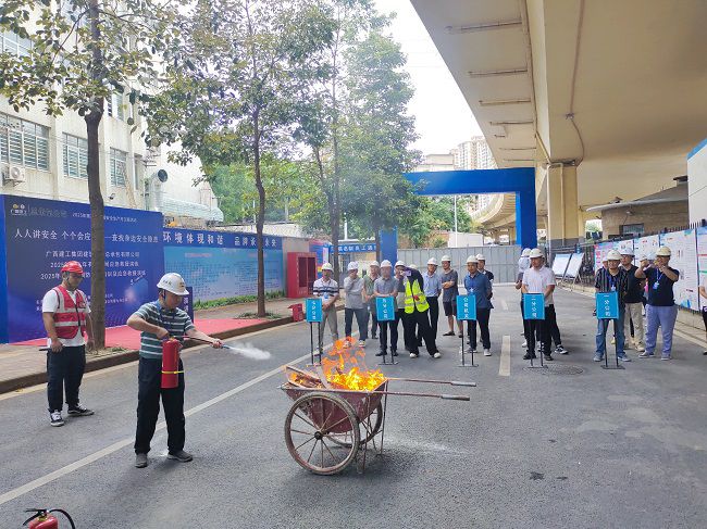 梅锦辉示芳火器操作；票ι 摄（建图）.jpg